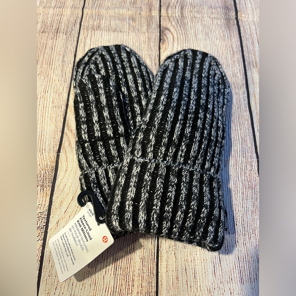 NWT Women’s Lululemon Textured Fleece-lined mittens XS/S